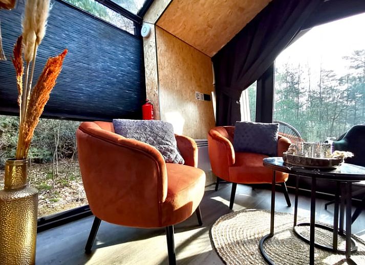 Geniessen Sie die Ruhe auf der Veranda des Ferienhauses in Holten, das im gruenen Salland in Overijssel liegt.