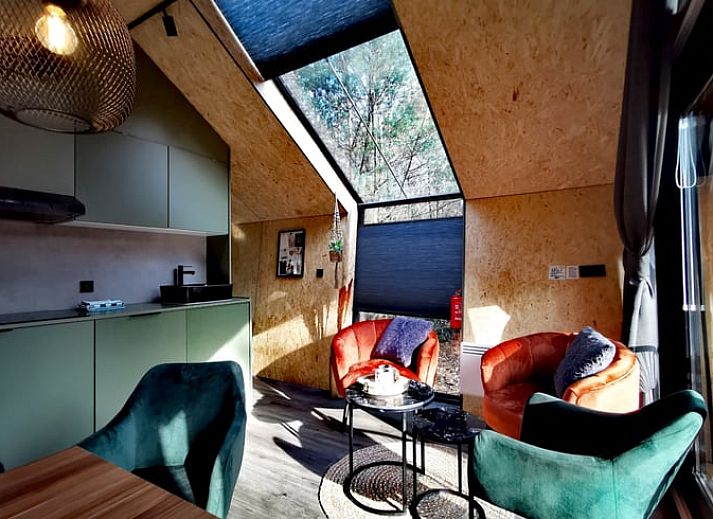 Geniessen Sie die Ruhe auf der Veranda des Ferienhauses in Holten, das im gruenen Salland in Overijssel liegt.