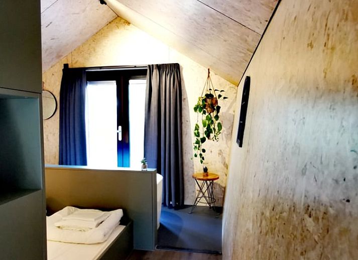 Ferienhaus in Holten, ein charmantes Ferienhaus in den Waeldern von Salland, Overijssel, mit einer einladenden Terrasse und einer natuerlichen Umgebung.