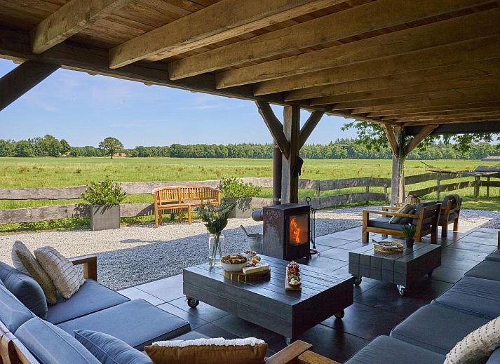 Entspannen Sie sich im Jacuzzi auf der Terrasse des Ferienhauses Pure Rust in Holten, Salland, umgeben von gruener Natur.