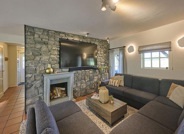 Entspannen Sie sich im Jacuzzi auf der Terrasse des Ferienhauses Pure Rust in Holten, Salland, umgeben von gruener Natur.