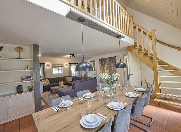 Entspannen Sie sich im Jacuzzi auf der Terrasse des Ferienhauses Pure Rust in Holten, Salland, umgeben von gruener Natur.