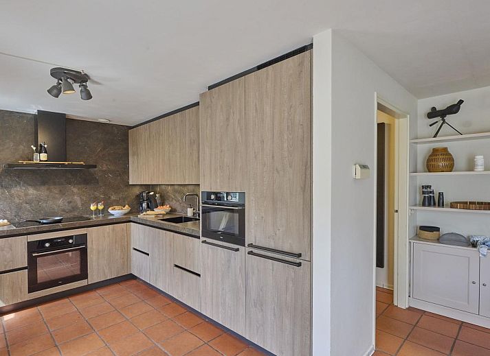 Geniessen Sie die Sauna in Pure Rust, einem luxurioesen Ferienhaus in Holten, Overijssel, fuer ultimative Entspannung.