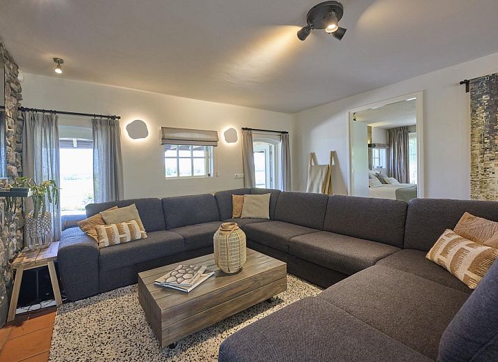 Veranda von Pure Rust in Holten, Salland, mit Blick auf weite Felder und gemuetlichen Sitzgelegenheiten.