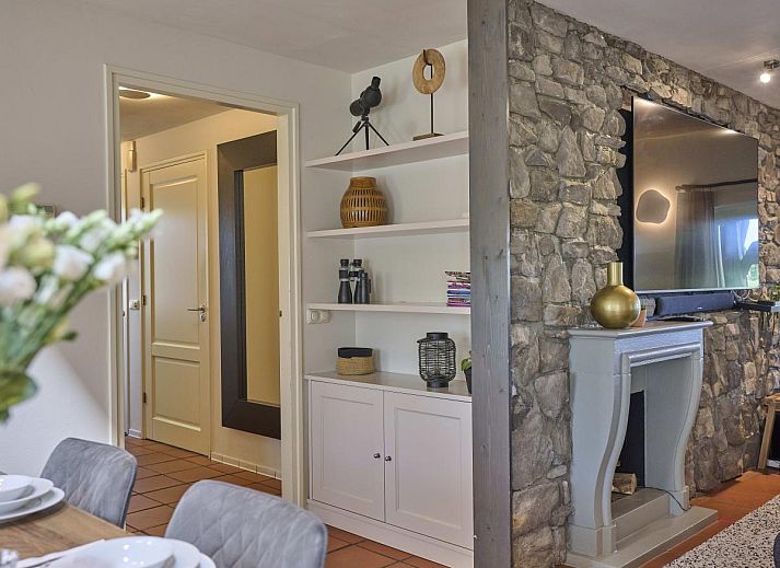 Veranda von Pure Rust in Holten, Salland, mit Blick auf weite Felder und gemuetlichen Sitzgelegenheiten.