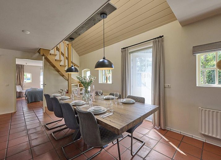 Veranda von Pure Rust in Holten, Salland, mit Blick auf weite Felder und gemuetlichen Sitzgelegenheiten.