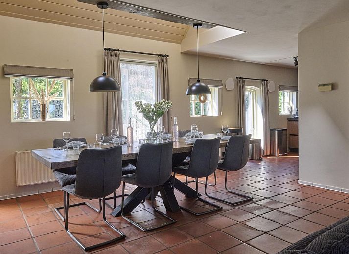 Gemuetliches Wohnzimmer mit Kamin im Ferienhaus Pure Rust, Holten, Overijssel, ideal zum Entspannen.