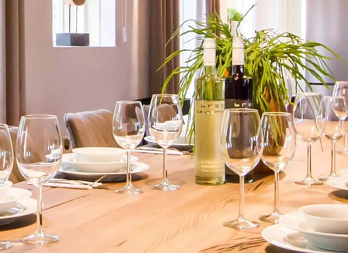 Gemuetliches Wohnzimmer mit Kamin im Ferienhaus Pure Rust, Holten, Overijssel, ideal zum Entspannen.