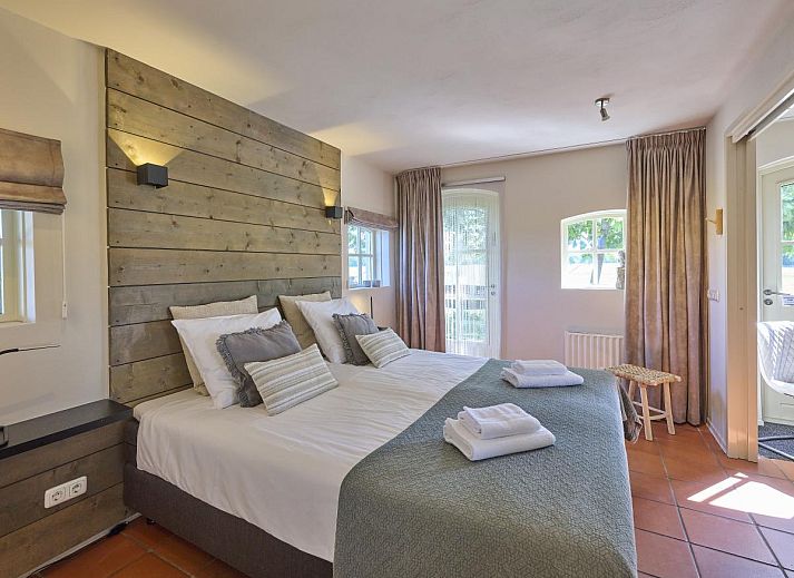 Gemuetliches Wohnzimmer mit Kamin im Ferienhaus Pure Rust, Holten, Overijssel, ideal zum Entspannen.