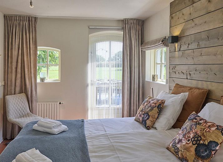 Geraeumiges Esszimmer in Pure Rust, einem Ferienhaus in Holten, Salland, mit Holztisch und modernen Moebeln.