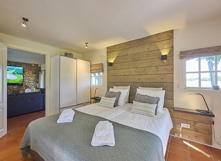 Geraeumiges Esszimmer in Pure Rust, einem Ferienhaus in Holten, Salland, mit Holztisch und modernen Moebeln.