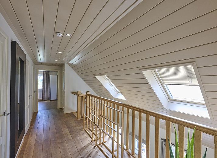 Geraeumiges Esszimmer in Pure Rust, einem Ferienhaus in Holten, Salland, mit Holztisch und modernen Moebeln.