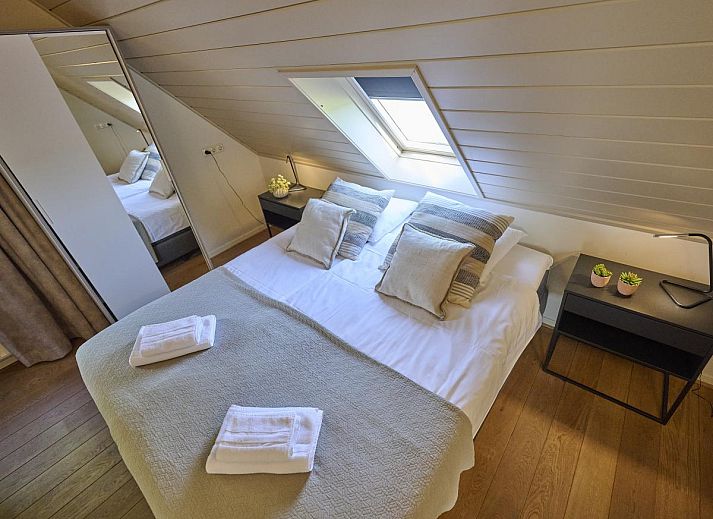 Geraeumiges Esszimmer in Pure Rust, einem Ferienhaus in Holten, Salland, mit Holztisch und modernen Moebeln.