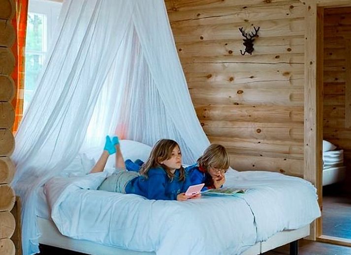 Enjoy peace and quiet at Huisje in Holten, a charming vacation home in green Salland, Overijssel, surrounded by nature.