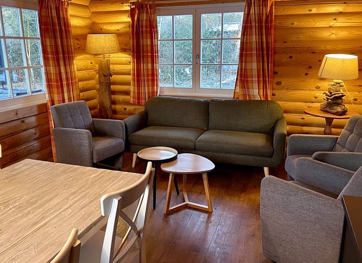 Enjoy peace and quiet at Huisje in Holten, a charming vacation home in green Salland, Overijssel, surrounded by nature.