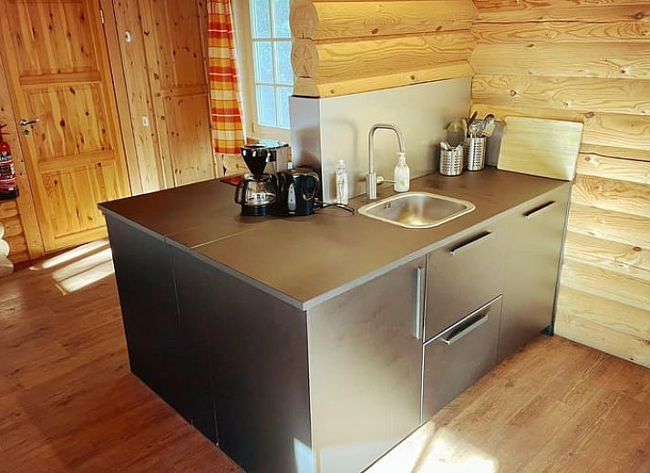 Enjoy peace and quiet at Huisje in Holten, a charming vacation home in green Salland, Overijssel, surrounded by nature.