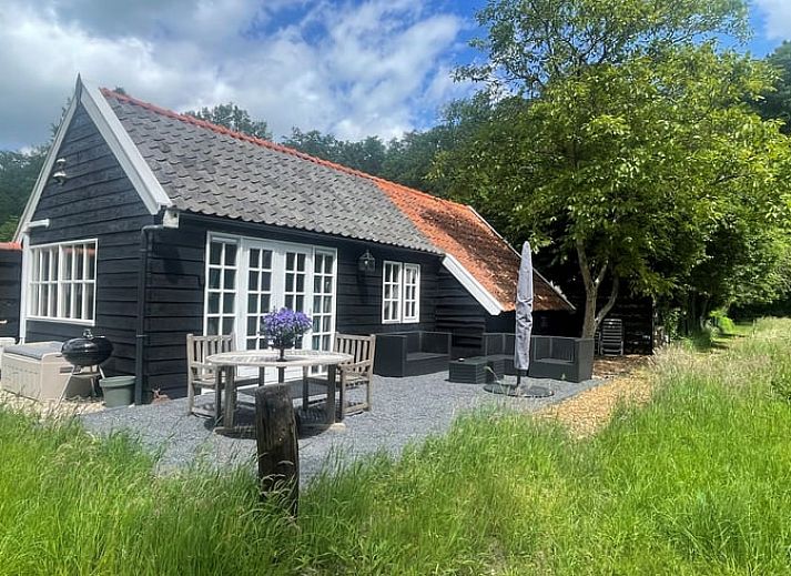 Buitenzijde van Vakantiehuisje in Wijhe, Salland met terras en groene omgeving in Overijssel.