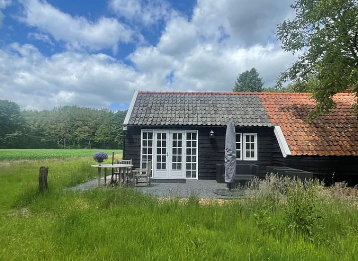 Buitenzijde van Vakantiehuisje in Wijhe, Salland met terras en groene omgeving in Overijssel.