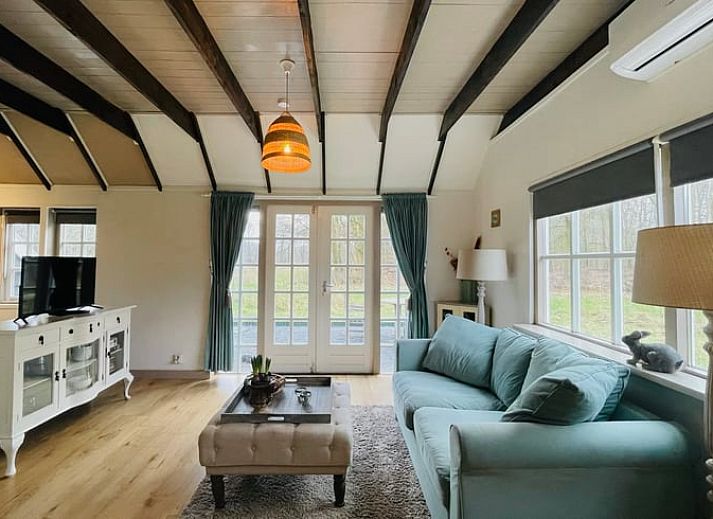 Buitenzijde van Vakantiehuisje in Wijhe, Salland met terras en groene omgeving in Overijssel.