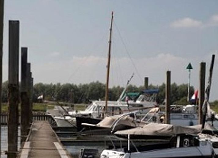 Eetkamer in Vakantiehuisje in Wijhe met boswanddecor, Salland.