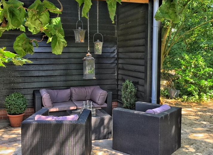 Gezellige woonkamer bij boerderijhuisje.nl in Luttenberg, vakantiehuis in Salland, Overijssel met uitzicht op groene tuin.