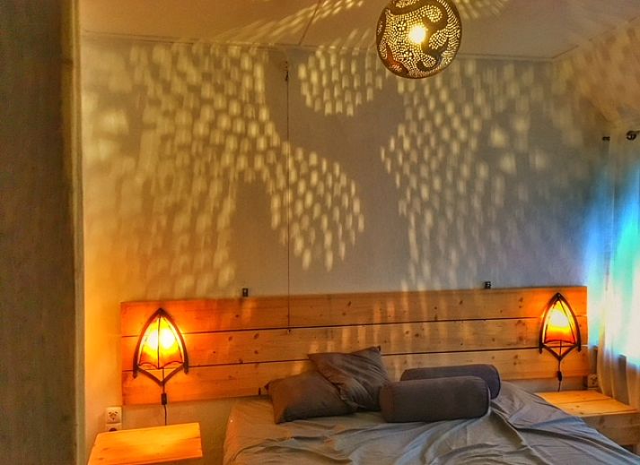 Gezellige woonkamer bij boerderijhuisje.nl in Luttenberg, vakantiehuis in Salland, Overijssel met uitzicht op groene tuin.