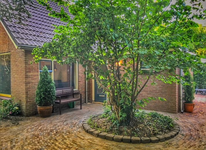 Comfortabel terras bij boerderijhuisje.nl in Luttenberg, vakantiehuis in Salland, Overijssel omringd door natuur.