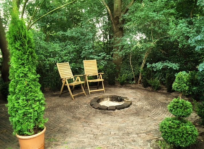 Comfortabel terras bij boerderijhuisje.nl in Luttenberg, vakantiehuis in Salland, Overijssel omringd door natuur.