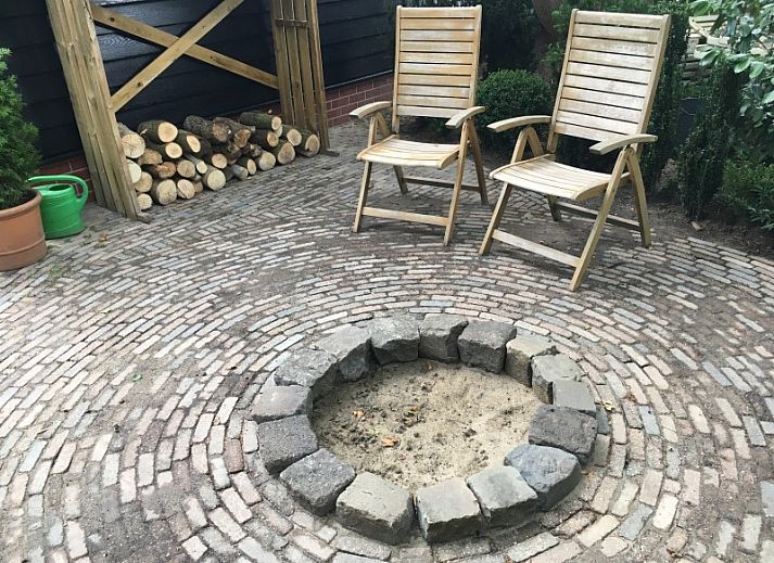 Zonnig terras met ligstoelen bij boerderijhuisje.nl in Luttenberg, vakantiehuis in Salland, Overijssel voor ultieme ontspanning.