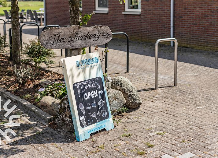 Ferienhaus OV243 in Luttenberg, Overijssel mit sonniger Terrasse und gruener Umgebung.