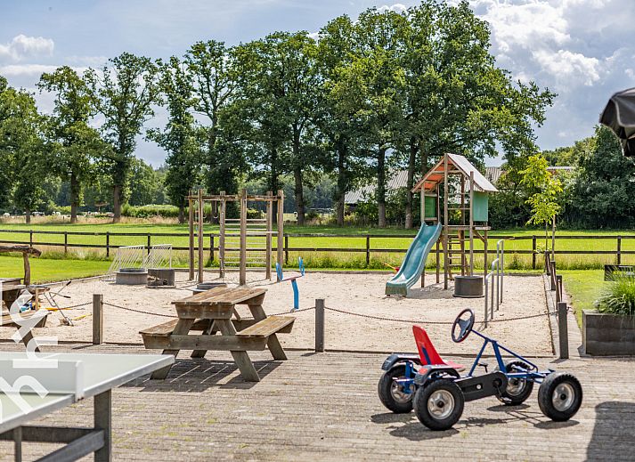 Ferienhaus OV243 in Luttenberg, Overijssel mit sonniger Terrasse und gruener Umgebung.