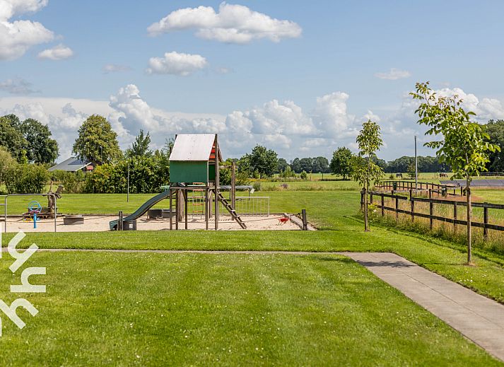 Terrasse mit Sonnenschirm im Ferienhaus OV243 in Luttenberg, ideal zum Entspannen.