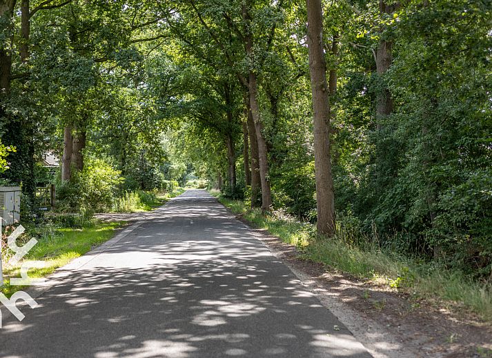 Terrasse mit Sonnenschirm im Ferienhaus OV243 in Luttenberg, ideal zum Entspannen.
