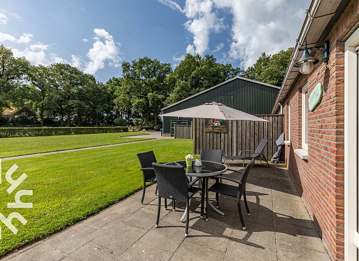Terrasse mit Sonnenschirm im Ferienhaus OV243 in Luttenberg, ideal zum Entspannen.