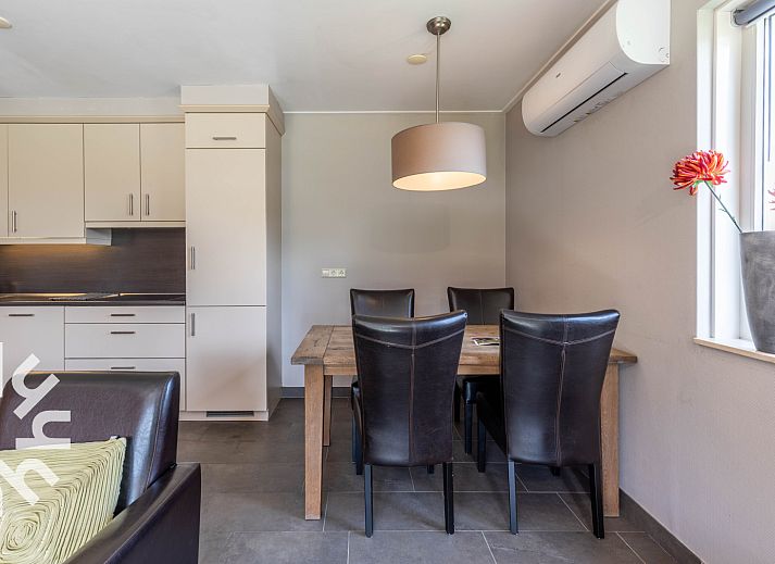 Modernes Wohnzimmer im Ferienhaus OV243 in Luttenberg mit offener Kueche.