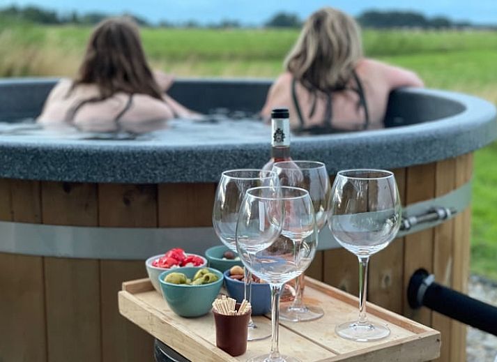 Gezellige entree van Vakantiehuis in Zwolle, gelegen in het groene Salland, Overijssel, met een uitnodigende veranda en landelijke charme.