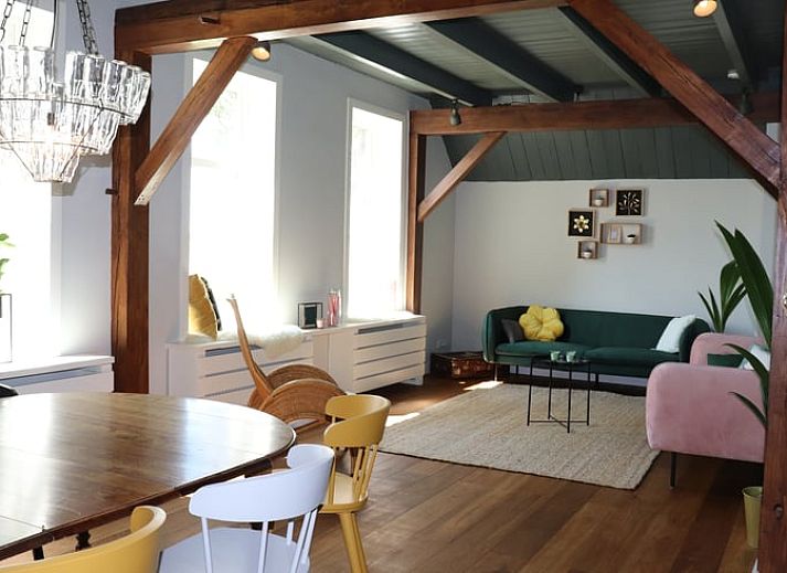 Gezellige entree van Vakantiehuis in Zwolle, gelegen in het groene Salland, Overijssel, met een uitnodigende veranda en landelijke charme.