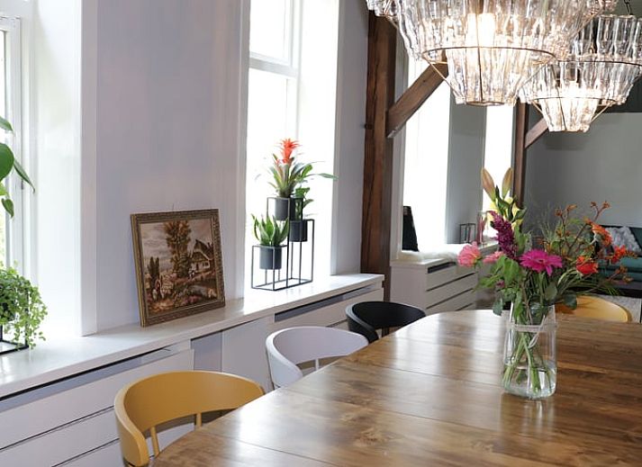 Gezellige entree van Vakantiehuis in Zwolle, gelegen in het groene Salland, Overijssel, met een uitnodigende veranda en landelijke charme.