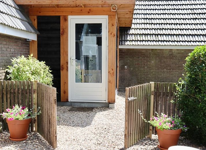 Stijlvolle woonkamer van Vakantiehuis in Zwolle, Salland, Overijssel, met moderne inrichting en comfortabele zithoek voor ultiem comfort.