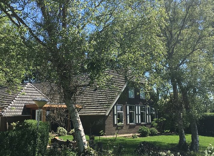 Stijlvolle woonkamer van Vakantiehuis in Zwolle, Salland, Overijssel, met moderne inrichting en comfortabele zithoek voor ultiem comfort.