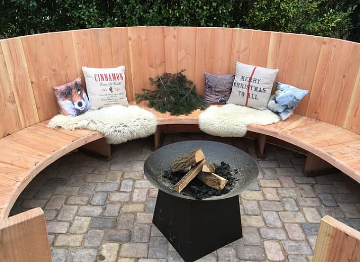Stijlvolle woonkamer van Vakantiehuis in Zwolle, Salland, Overijssel, met moderne inrichting en comfortabele zithoek voor ultiem comfort.