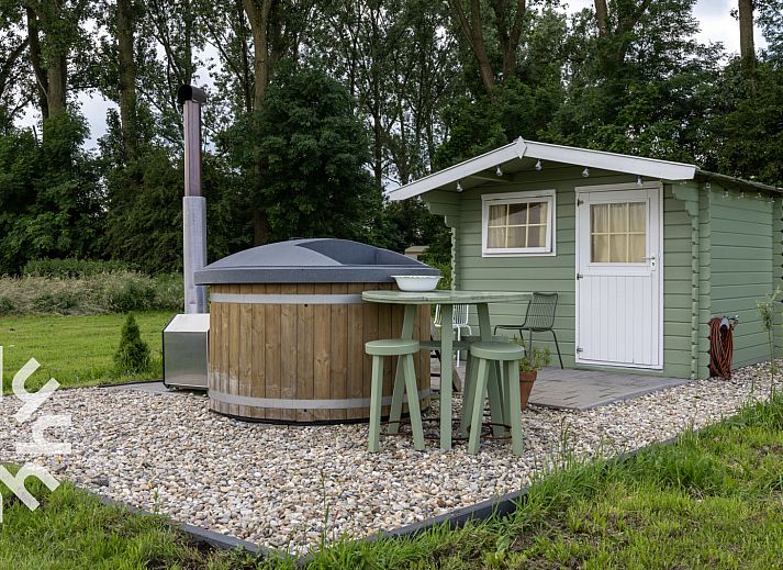 Terras met parasol bij OV528 vakantiehuis in Zwolle, ideaal voor buiten dineren in Salland, Overijssel