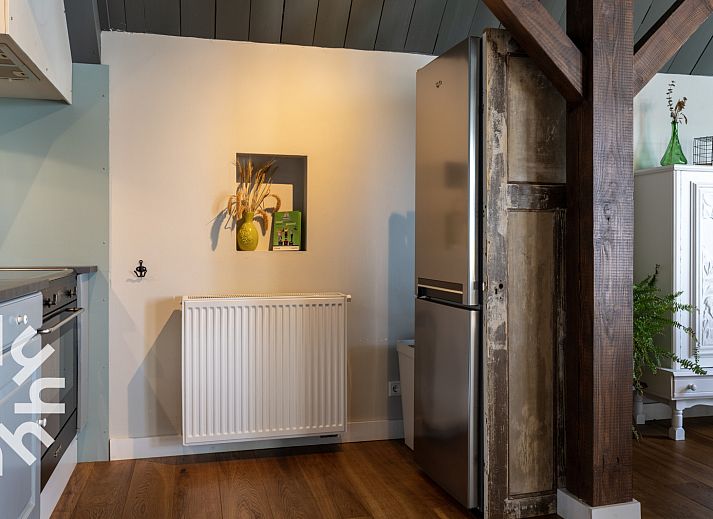 Terras met parasol bij OV528 vakantiehuis in Zwolle, ideaal voor buiten dineren in Salland, Overijssel