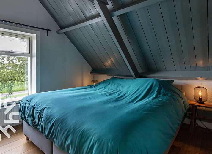 Rustieke buitenkant van OV528 vakantiehuis in Zwolle, omgeven door groen in Salland, Overijssel