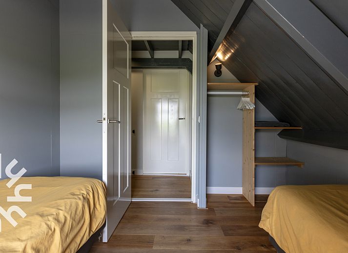 Rustieke buitenkant van OV528 vakantiehuis in Zwolle, omgeven door groen in Salland, Overijssel