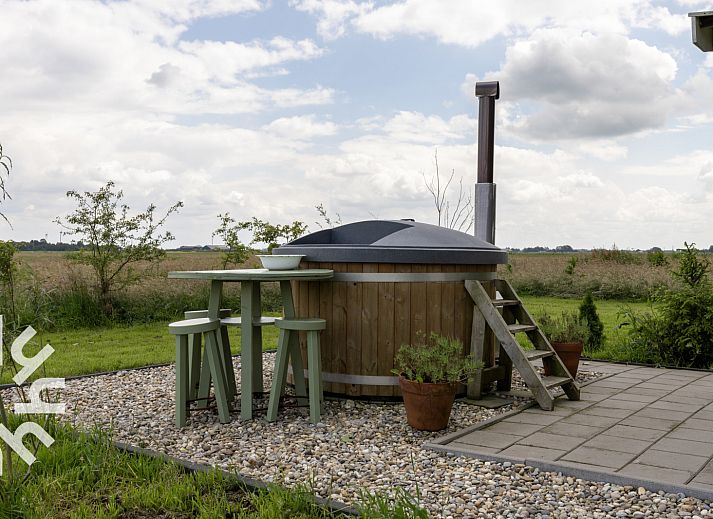 Hottub met uitzicht op de velden bij OV528 vakantiehuis in Zwolle, ontspannen in Salland, Overijssel