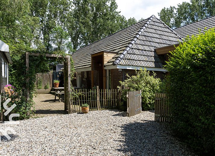 Entree van vakantiehuis OV529 in Zwolle, Salland, omgeven door groen in Overijssel.