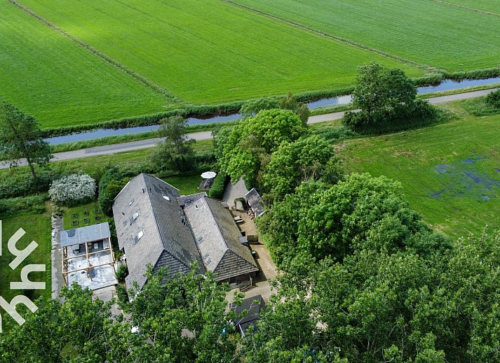 Gezellige woonkamer van OV529 vakantiehuis in Zwolle, Salland, met comfortabele bank.