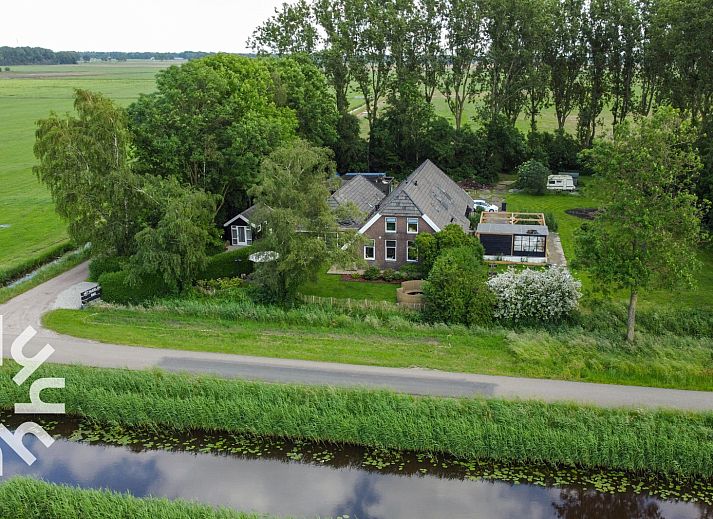 Gezellige woonkamer van OV529 vakantiehuis in Zwolle, Salland, met comfortabele bank.