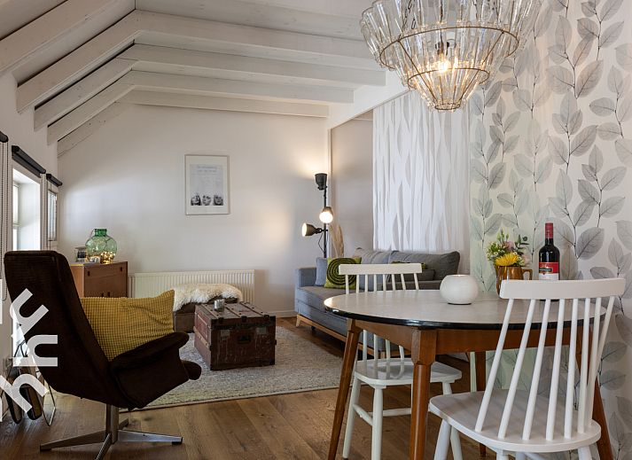 Gezellige woonkamer van OV529 vakantiehuis in Zwolle, Salland, met comfortabele bank.